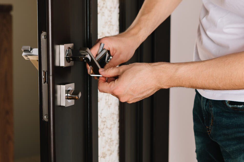 Instalación profesional de una cerradura en una puerta residencial